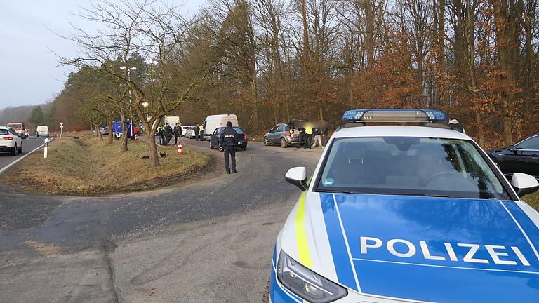 Auf dem Parkplatz an der Kreisstraße HAS 5 direkt vor dem Festplatz der alljährlichen  Sommerevents 'Rock im Wald' in Humprechtshausen war die Kontrollstation aufgebaut.