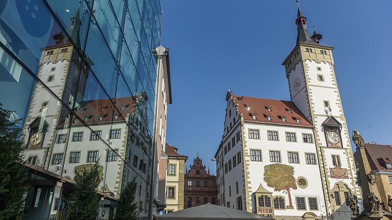 Sollen Familienangehörige gemeinsam in den Rathaus-Gremien sitzen? Dazu gibt es unterschiedliche Ansichten. Das Symbolbild zeigt das Rathaus von Würzburg, den Grafeneckart. Sollen Familienangehörige gemeinsam in den Rathaus-Gremien sitzen? Dazu gibt es unterschiedliche Ansichten. Das Symbolbild zeigt das Rathaus von Würzburg, den Grafeneckart.