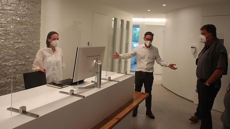 Dr. Susanne Gürz und Architekt Thorsten Heßdörfer zeigten den Stadträten die neue Kieferorthopädiepraxis. Dr. Susanne Gürz und Architekt Thorsten Heßdörfer zeigten den Stadträten die neue Kieferorthopädiepraxis.
