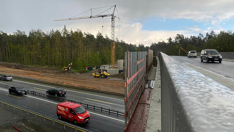 Die neue Autobahnbrücke über die A3 zwischen Großlangheim und Hörblach (Kreisstraße KT 12) ist fast fertig, aber noch nicht freigegeben. Das Auto, das zu sehen ist, gehört zur Straßenbaufirma. Darunter geht der sechsstreifige Ausbau weiter.