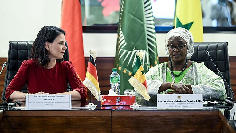 Außenministerin Baerbock im Senegal       -  Außenministerin Annalena Baerbock versucht in Westafrika, die Ausbreitung der Gewalt nach den Militärputschen im Sahel einzudämmen. Dem Senegal kommt eine Mittlerrolle zu.