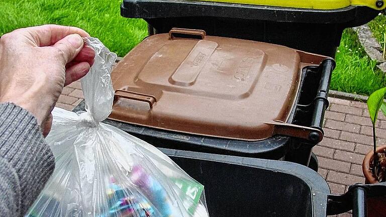 Gleich vier Tonnen stehen vor den Hauseingängen: die blaue Papiertonne, die braune Biomülltonne, die schwarze Restmülltonne und die gelbe Tonne für das Plastik. Gleich vier Tonnen stehen vor den Hauseingängen: die blaue Papiertonne, die braune Biomülltonne, die schwarze Restmülltonne und die gelbe Tonne für das Plastik.