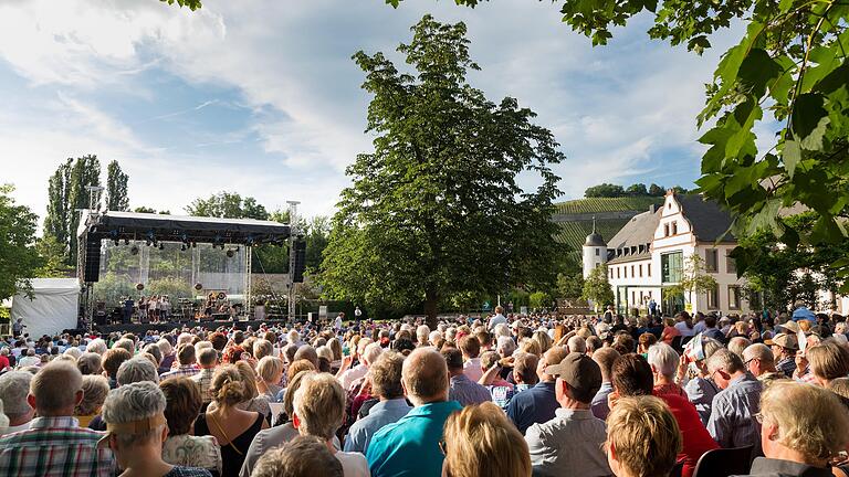 „Songs an einem Sommerabend“ - zum zweiten Mal im Park des Klosters Himmelspforten in Würzburg.&nbsp;