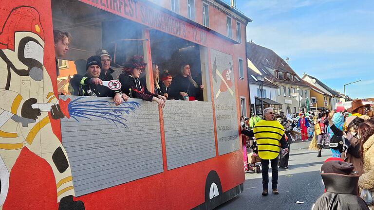Schaulaufen beim Dachdorfer Faschingszug - die Jugendfeuerwehr Sächsenheim lädt im Mai zum Fest: 'Brände löschen, Bier genießen, Sachse weiß wie Feste sprießen'. Schaulaufen beim Dachdorfer Faschingszug - die Jugendfeuerwehr Sächsenheim lädt im Mai zum Fest: 'Brände löschen, Bier genießen, Sachse weiß wie Feste sprießen'.
