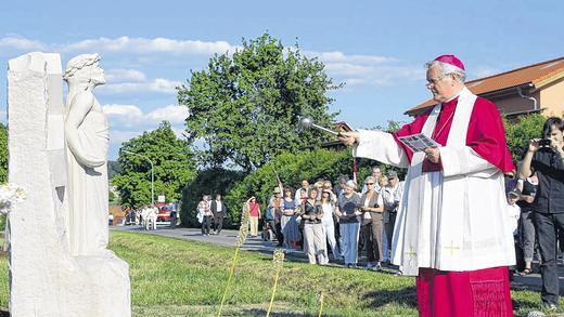 Weihwasser für die Kreuzwegstationen: Der Würzburger Bischof Friedhelm Hofmann segnete am Sonntag in Breitbrunn den neuen Kreuzweg am Ortsrand Richtung Neubrunn.