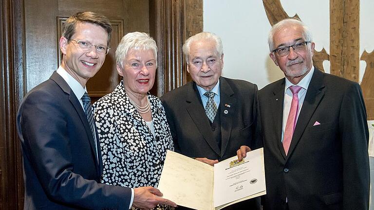 Nun ist es amtlich: Das Museum Otto Schäfer und seine Sammlungen gehen in die städtische Otto Schäfer-Stiftung über. Die Urkunde hatte Regierungspräsident Paul Beinhofer (rechts) zum Geburtstagsempfang für Otto G. Schäfer mitgebracht. Oberbürgermeister Sebastian Remelé würdigte das Lebenswerk Schäfers. Rechts daneben Hannelore Schäfer. Nun ist es amtlich: Das Museum Otto Schäfer und seine Sammlungen gehen in die städtische Otto Schäfer-Stiftung über. Die Urkunde hatte Regierungspräsident Paul Beinhofer (rechts) zum Geburtstagsempfang für Otto G. Schäfer mitgebracht. Oberbürgermeister Sebastian Remelé würdigte das Lebenswerk Schäfers. Rechts daneben Hannelore Schäfer.