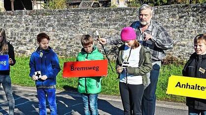 &bdquo;Reaktionsweg plus Bremsweg ist gleich dem Anhalteweg&ldquo;. Diese Lehrformel erarbeitete der Verkehrserzieher Uwe Hauber (im Bild) mit Schülern der fünften und der sechsten Klasse der Johann-Peter-Wagner-Mittelschule Theres in Obertheres bei der ADAC-Verkehrserziehung unter dem Stichwort &bdquo;Hallo Auto!&ldquo;.