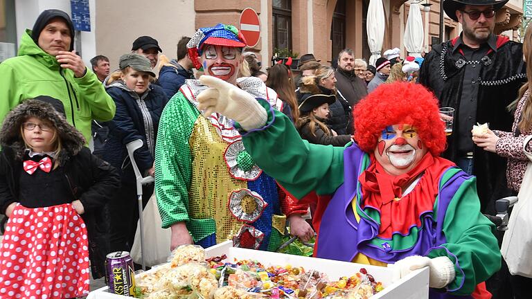 In ihrem 'Hilde-Mobil' war auch Ochsenfurts berühmteste Klofrau Hildegard Münch wieder mit von der Partie.&nbsp;