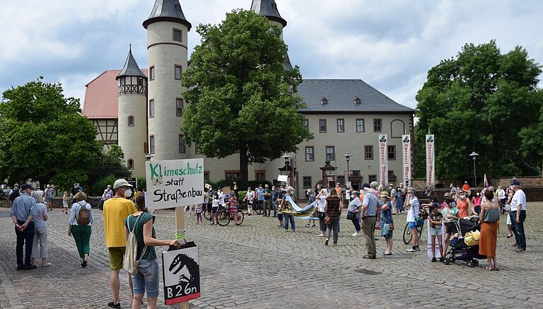 Rund 125 Leute protestierten am Samstag in Lohr gegen den Bau der geplanten B26n. Rund 125 Leute protestierten am Samstag in Lohr gegen den Bau der geplanten B26n.