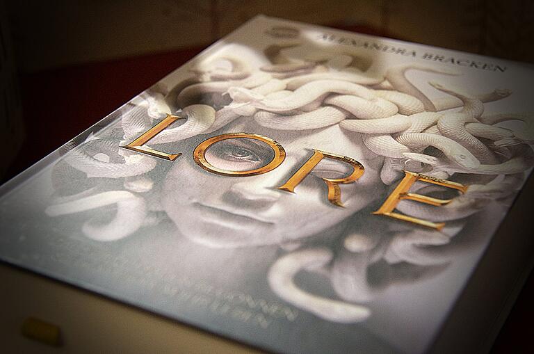 Das Buch 'Lore' von Alexandra Bracken spielt nicht im alten Griechenland, sondern in New York. Das Buch 'Lore' von Alexandra Bracken spielt nicht im alten Griechenland, sondern in New York.