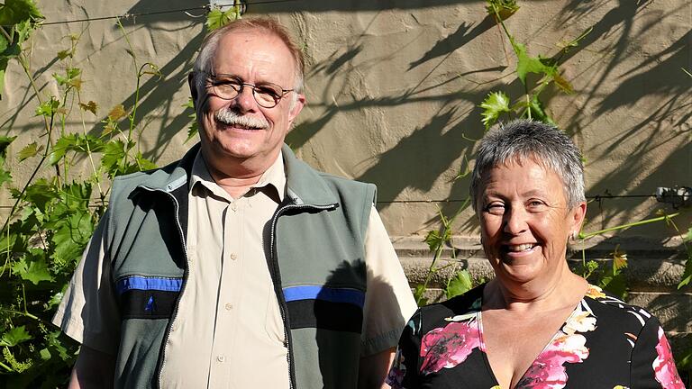 Das Bild zeigt Agnes Maier (Bereich Landwirtschaft) und Christoph Kirchner (Bereich Forst), die die Aktiv-Wochen 'Erlebnis Bauernhof' und 'Woche des Waldes' begleiten.