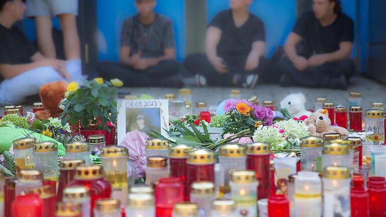 Viele Kerzen, Blumen und ein Foto: Der Gedenkort für den getöteten 14-Jährigen am Lohrer Schulzentrum ist noch immer Anlaufpunkt für Freunde und Familie.