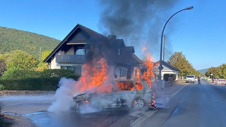 Die Feuerwehr Lohr wurde zu einem brennenden Auto in Steinbach gerufen.