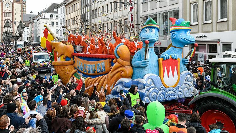 Der Würzburger Faschingszug 2023 in der Domstraße. Nach zwei Jahren ohne Zug waren im vergangenm Jahr rund 75.000 Menschen gekommen, um 122 Gruppen zu sehen.