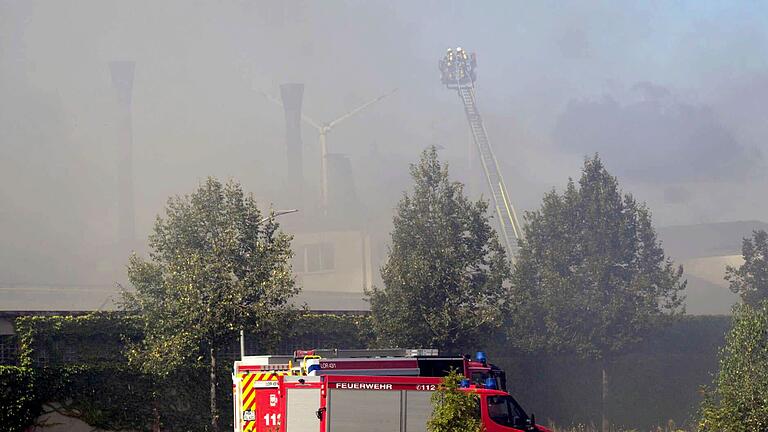 Großbrand in Wunsiedel - Polizei warnt vor giftigem Rauch       -  In Wunsiedel brennt ein Industriegebäude.