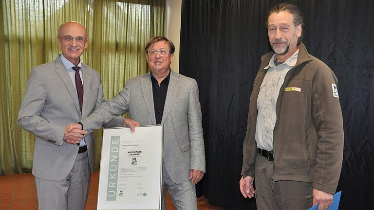 &nbsp;Landrat Wilhelm Schneider (links) übergibt die Urkunde zur Ernennung zur Naturparkschule an Rektor Heribert Jäger. Ranger Arno Ludwig (rechts) begleitet das Projekt.