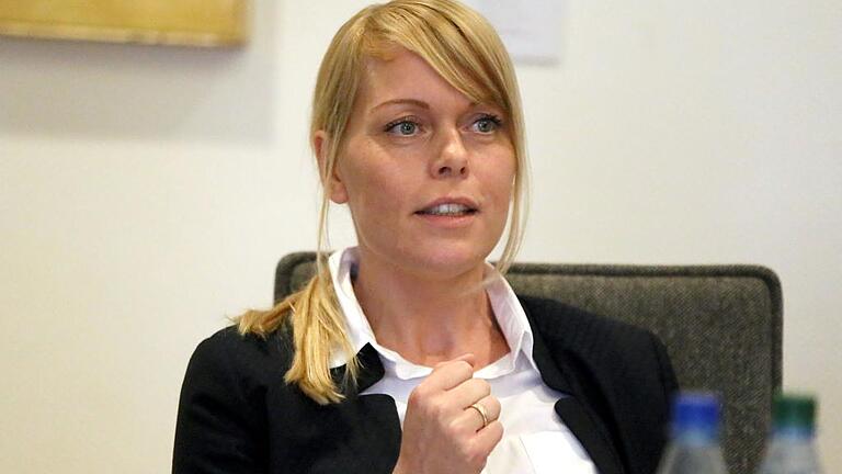 Die Leiterin des Pilotprojekts Elena Enzmann sprach bei einer Pressekonferenz über radikalisierungsgefährdete Jugendliche. Die Leiterin des Pilotprojekts Elena Enzmann sprach bei einer Pressekonferenz über radikalisierungsgefährdete Jugendliche.