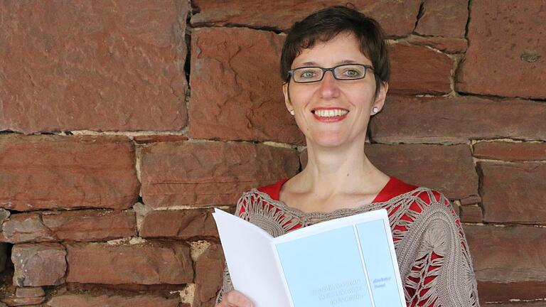 Sonja Braun aus Roden gestaltet mit ihrer Cousine Simone Sommer einen literarischen Abend in der Stadtbibliothek. Ein Thema ihrer Gedichte: Ihr Umgang mit der eigenen Krebserkrankung. Sonja Braun aus Roden gestaltet mit ihrer Cousine Simone Sommer einen literarischen Abend in der Stadtbibliothek. Ein Thema ihrer Gedichte: Ihr Umgang mit der eigenen Krebserkrankung. 