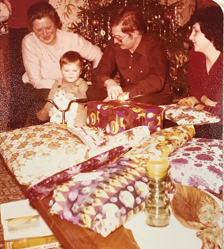 Frank Schmitt: Bescherung bei meiner Oma, inkl Geburtstagsgeschenke. Rechts neben mir mein 'Duud' (Taufpate) Onkel Helmut. Frank Schmitt: Bescherung bei meiner Oma, inkl Geburtstagsgeschenke. Rechts neben mir mein 'Duud' (Taufpate) Onkel Helmut.