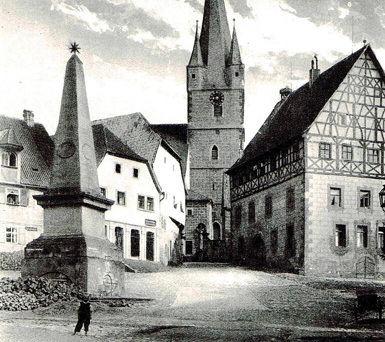 1912 war noch das ganze Fachwerk des Marktplatzes unter Putz. Das des Rathauses war aufgemalt. 1912 war noch das ganze Fachwerk des Marktplatzes unter Putz. Das des Rathauses war aufgemalt.