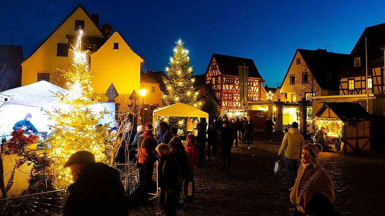 Der Plan, Sommerhausens zentraler Dorfplatz, ist während des Weihnachtsmarkts in heimeliges Licht getaucht. Der Plan, Sommerhausens zentraler Dorfplatz, ist während des Weihnachtsmarkts in heimeliges Licht getaucht. 