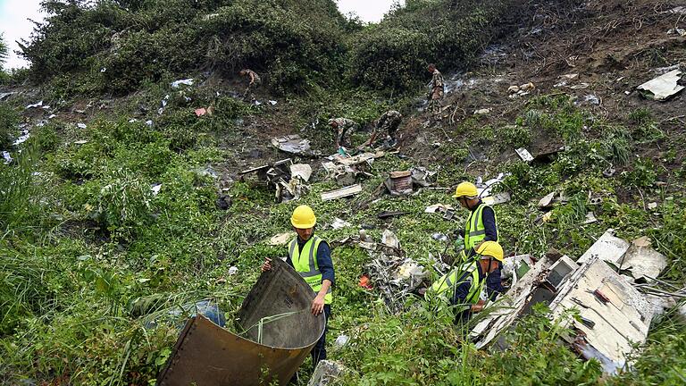 Flugzeugunglück in Nepal       -  In Nepal gibt es wegen der gebirgigen Lage und der sich schnell ändernden Wetterverhältnisse, aber auch wegen Sicherheitsmängeln immer wieder Flugzeugunglücke.