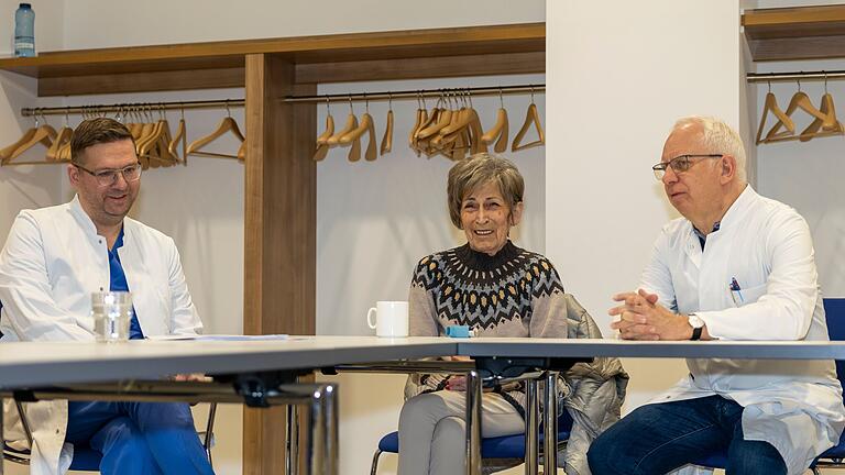 Sie lassen die Zeit der Erkrankung und die Monate danach Revue passieren (von links): Oberarzt Dr. Daniel Hansch, einstige Patientin Juliane Härtel und Chefarzt Prof. Sebastian Kerber. Sie lassen die Zeit der Erkrankung und die Monate danach Revue passieren (von links): Oberarzt Dr. Daniel Hansch, einstige Patientin Juliane Härtel und Chefarzt Prof. Sebastian Kerber.