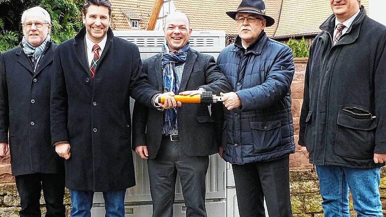 Die Bürgermeister von Kreuzwertheim, Klaus Thoma (2. von links), und von Hasloch, Karl-Heinz Schöffer (2. von rechts), übernahmen von Enrico Hesse (Mitte), Vertriebsleiter Kommunen der Firma Inexio aus Saarlouis, symbolisch ein Stück Glasfaserkabel zur Eröffnung des Breitbandnetzes. Vermessungsdirektor Erhard Glaab (rechts) vom Amt für Digitalisierung, Breitband und Vermessung in Lohr sowie Günter Lieb (links) vom Bayerischen Breitbandzentrum freuen sich ebenfalls über die erfolgreiche Zusammenarbeit.