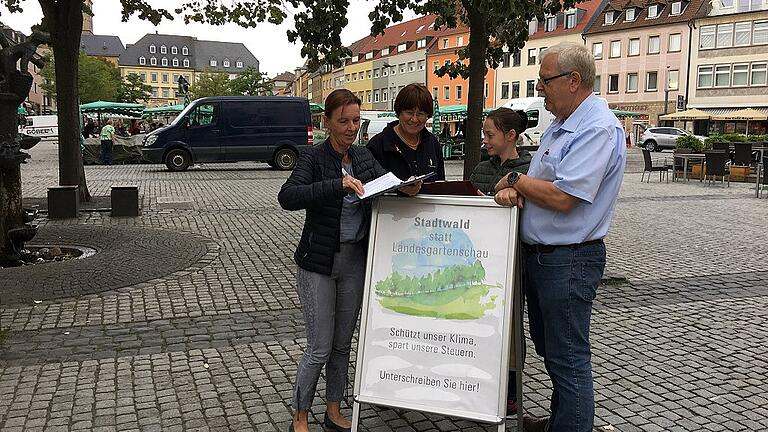 Ulrike Schneider und Annelie Maidhof sammeln im Moment Unterschriften für ein Bürgerbegehren. Sie wollen statt der Landesgartenschau einen neuen Wald auf dem Ledward-Gelände. Schon über die Hälfte der benötigten Stimmen sind vorhanden.