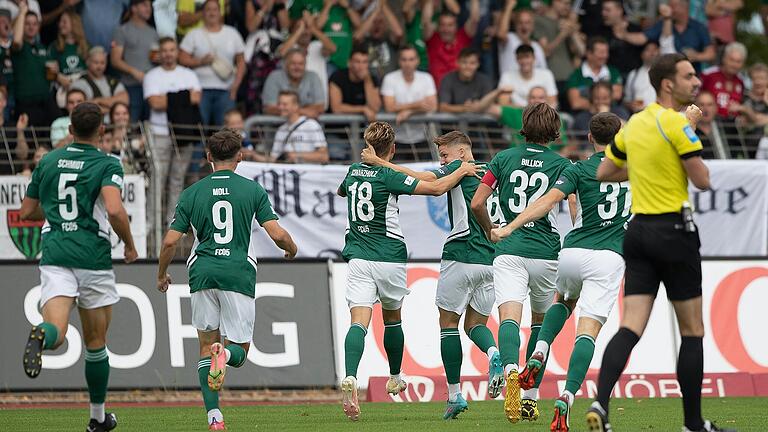 Einer der schöneren Abende in der Saison für den FC 05: Im August 2022 gewinnen die Schweinfurter nach starker Leistung gegen den Vorjahreszweiten FC Bayern München II mit 2:0.