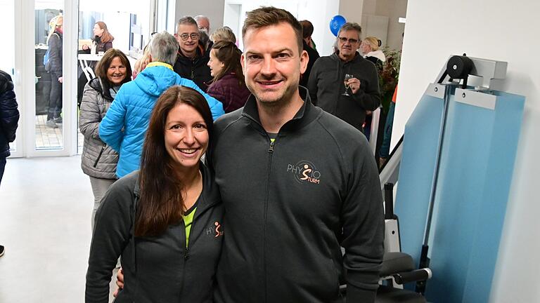 Christina und Dominik Sturm arbeiten in den neuen Räumlichkeiten des neuen Ärztehauses als Physiotherapeuten. Die Nachfrage ist schon groß. Christina und Dominik Sturm arbeiten in den neuen Räumlichkeiten des neuen Ärztehauses als Physiotherapeuten. Die Nachfrage ist schon groß.
