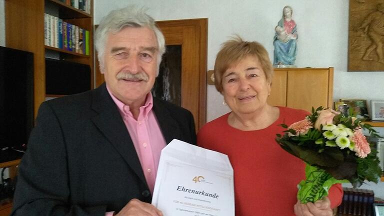 Das Foto zeigt Vorsitzenden Hans Krimm mit der Jubilarin Anneliese Schleicher. Das Foto zeigt Vorsitzenden Hans Krimm mit der Jubilarin Anneliese Schleicher.