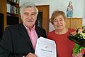 Das Foto zeigt Vorsitzenden Hans Krimm mit der Jubilarin Anneliese Schleicher.