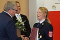 Sonja Sell bekam von Landrat Thomas Bold als einzige Frau das Silberne Ehrenzeichen angesteckt. Hier gratulierten ihr gerade der Stellvertretende Bürgermeister Jürgen Kolb und Bürgermeister Mario Götz.       -  Sonja Sell bekam von Landrat Thomas Bold als einzige Frau das Silberne Ehrenzeichen angesteckt. Hier gratulierten ihr gerade der Stellvertretende Bürgermeister Jürgen Kolb und Bürgermeister Mario Götz.
