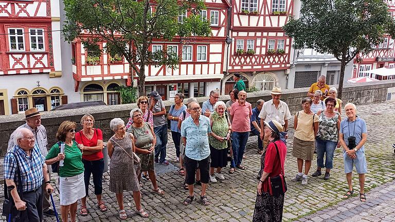 Gästeführerin Christa Frisch (vorn mit Hut) zeigte die Schönheiten Ochsenfurt. Gästeführerin Christa Frisch (vorn mit Hut) zeigte die Schönheiten Ochsenfurt.