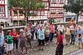 Gästeführerin Christa Frisch (vorn mit Hut) zeigte die Schönheiten Ochsenfurt.