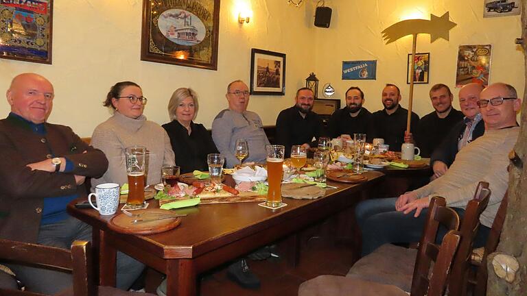 In gemütlicher Runde erhielten die vier Neuen ihre Infos (von links) Thomas Habermann, Michaela Seiffert, Eva Böhm, Gerhard Vorndran, Michael Ehrchen, Maximilian Hüttner, Christian Enders, Christoph Finger, Georg Seiffert, Matthias Hüttner. In gemütlicher Runde erhielten die vier Neuen ihre Infos (von links) Thomas Habermann, Michaela Seiffert, Eva Böhm, Gerhard Vorndran, Michael Ehrchen, Maximilian Hüttner, Christian Enders, Christoph Finger, Georg Seiffert, Matthias Hüttner.