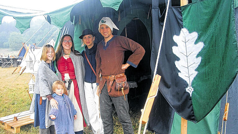 Rollenspiel: Etwa 100 Liverollenspieler aus ganz Deutschland verwandelten den Jugendzeltplatz von Schweinshaupten in eine mittelalterlich anmutende Welt namens Aventurien.