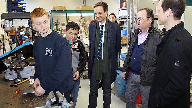 Praktikanten bei der Arbeit schauten (von links) Florian Töpper, Firmenchef Bernd Ludwar und Bürgermeister Thorsten Wozniak beim Besuch des Landrats in dem Gerolzhöfer Elektrobau-Unternehmen über die Schulter. Praktikanten bei der Arbeit schauten (von links) Florian Töpper, Firmenchef Bernd Ludwar und Bürgermeister Thorsten Wozniak beim Besuch des Landrats in dem Gerolzhöfer Elektrobau-Unternehmen über die Schulter.