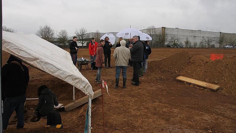 Auf dem Gelände, auf dem die neue Kelterhalle der GWF entstehen wird, fanden Archäologen bedeutende Spuren aus der Vergangenheit. Auf dem Gelände, auf dem die neue Kelterhalle der GWF entstehen wird, fanden Archäologen bedeutende Spuren aus der Vergangenheit.