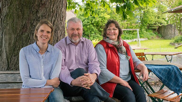 Am Ankergarten soll ein neuer Biergarten „ohne Schnickschnack' entstehen. Das Team der Evangelischen Jugendhilfe (von links): Projektleiterin Judith Aßländer, Vorstandsmitglied Jürgen Keller und Biergartenleitung Susanne Roth.