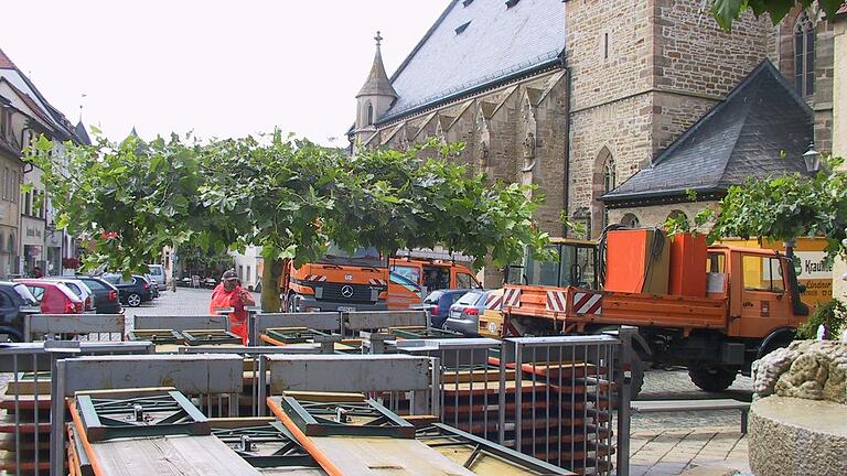 Wenn Mitarbeiter des Stadtbauhofs, wie auf diesem Archivbild zu sehen, Aufbauarbeiten für das Weinfest erledigen, dann werden die dafür aufgewandten Stunden verwaltungsintern verrechnet. Dieses Stundenkontigent hat 2019 einen neuen Höchststand erreicht. Wenn Mitarbeiter des Stadtbauhofs, wie auf diesem Archivbild zu sehen, Aufbauarbeiten für das Weinfest erledigen, dann werden die dafür aufgewandten Stunden verwaltungsintern verrechnet. Dieses Stundenkontigent hat 2019 einen neuen Höchststand erreicht.