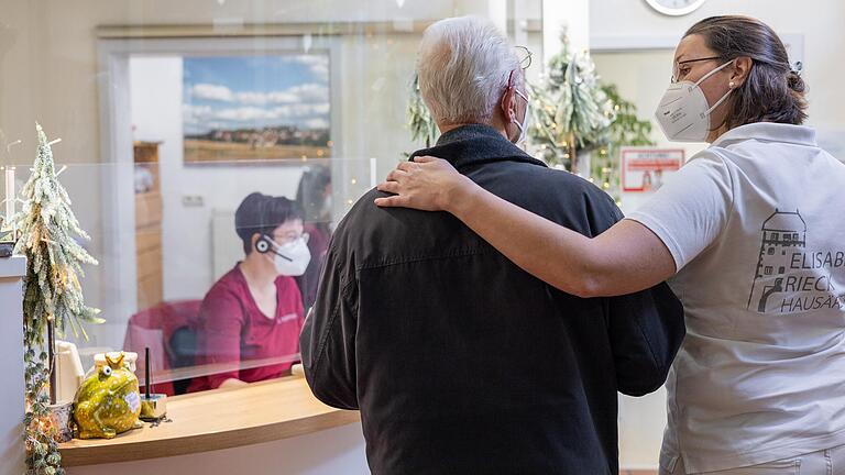 Fürsorglich nimmt Hausärztin Elisabeth Rieck einen 72 Jahre alten Patienten in den Arm.&nbsp;