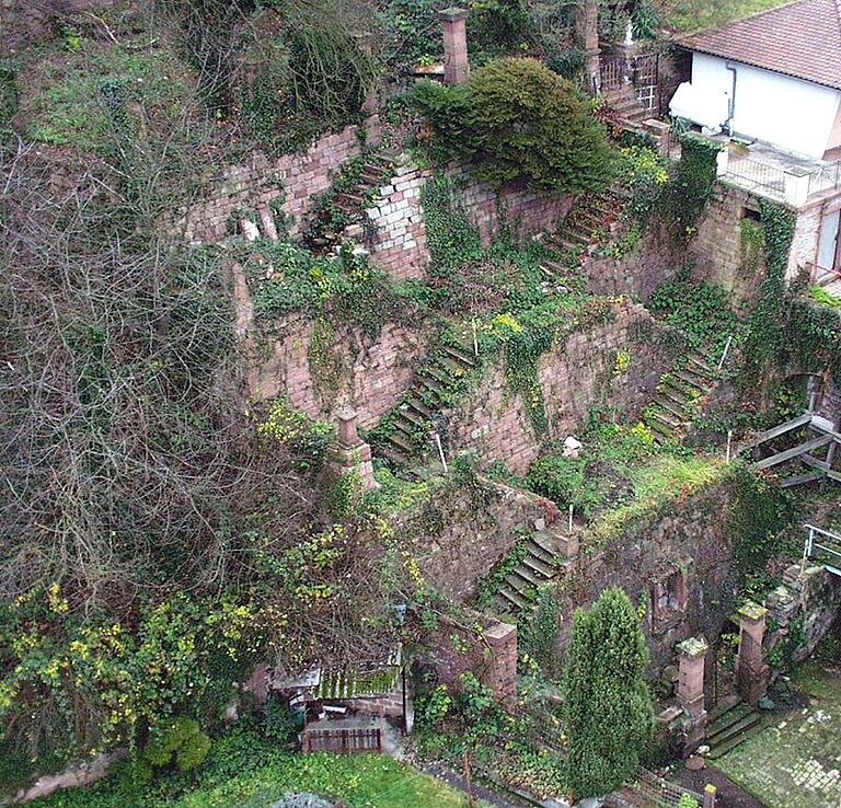 Wildromantisch, aber vom Verfall bedroht. Zur Jahrtausendwende wurde der Ronkarzgarten aufwändig saniert. Wildromantisch, aber vom Verfall bedroht. Zur Jahrtausendwende wurde der Ronkarzgarten aufwändig saniert.