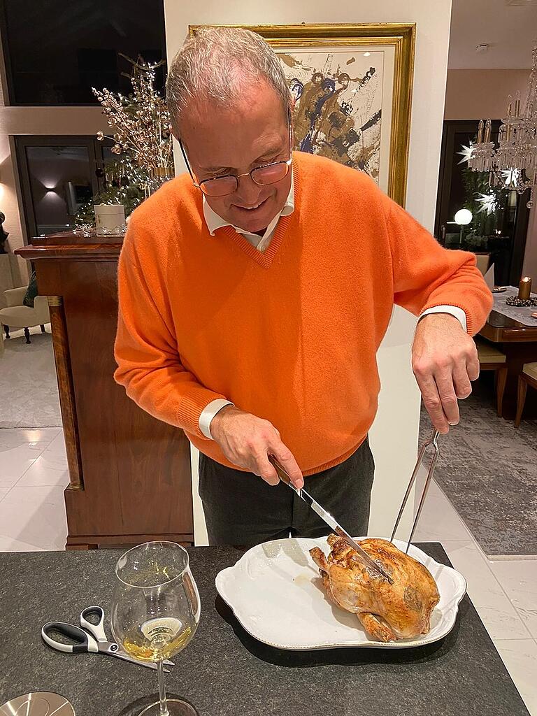 Greift schon mal selbst zum Kochbesteck: Paul Hupp im Kampf mit gegrilltem Geflügel.