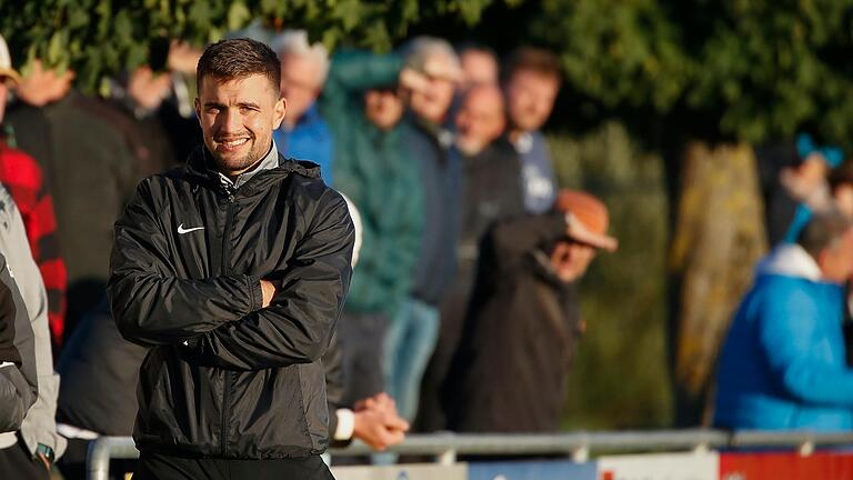 Felix Zöller, Spielertrainer der DJK Schwebenried/Schwemmelsbach (hier auf einem Archivbild von 17. September), darf an diesem Samstag mit sich und seiner Mannschaft zufrieden sein. Felix Zöller, Spielertrainer der DJK Schwebenried/Schwemmelsbach (hier auf einem Archivbild von 17. September), darf an diesem Samstag mit sich und seiner Mannschaft zufrieden sein.