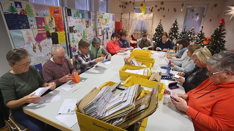 Weihnachtspostamt Himmelstadt       -  Im Weihnachtspostamt werden fleißig die Briefe des Christkindes eingetütet. (Archivbild)