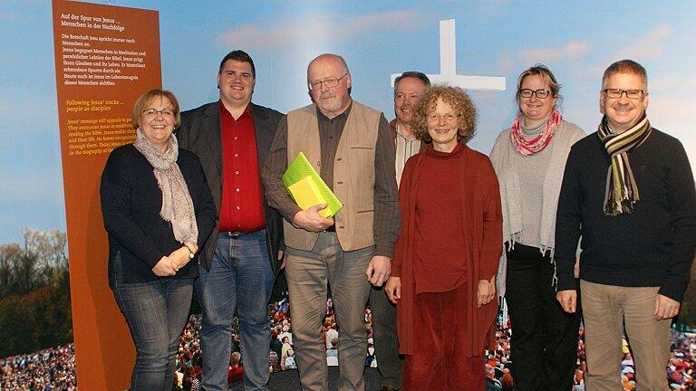 Einer der Mitinitiatoren des ökumenischen Vereins &bdquo;Bibelwelten&ldquo;, Rudi Langer, verabschiedete sich jetzt aus der Vorstandschaft. Unser Bild zeigt von links Schriftführerin Sabine Weinbeer, den neuen Kassier Alexander Meyer, Rudi Langer, Vorstandsmitglied Gerhard Winkler, die Vorsitzende Doris Otminghaus, ihre Stellvertreterin Doris Wirth und Vorstandsmitglied Pfarrer Stephan Eschenbacher.