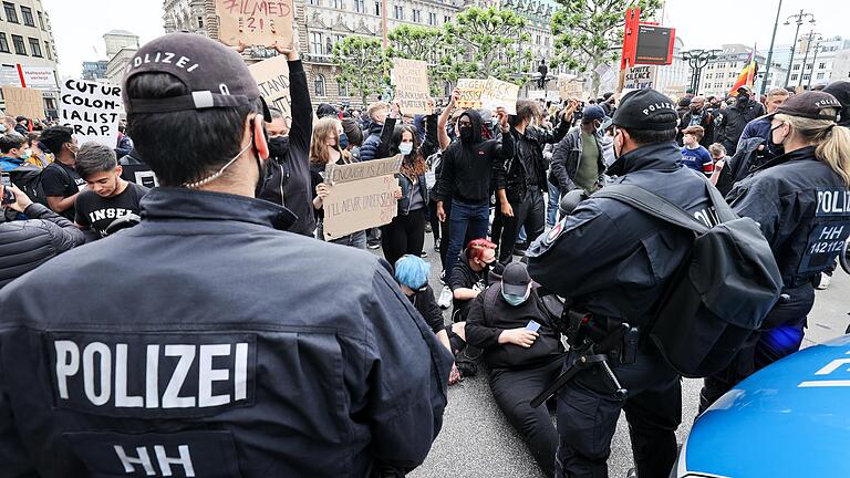 Hamburger Polizisten beim Einsatz. Gibt es innerhalb der Polizei einen 'latenten Rassismus', wie von SPD-Chefin Saskia Esken behauptet?&nbsp;