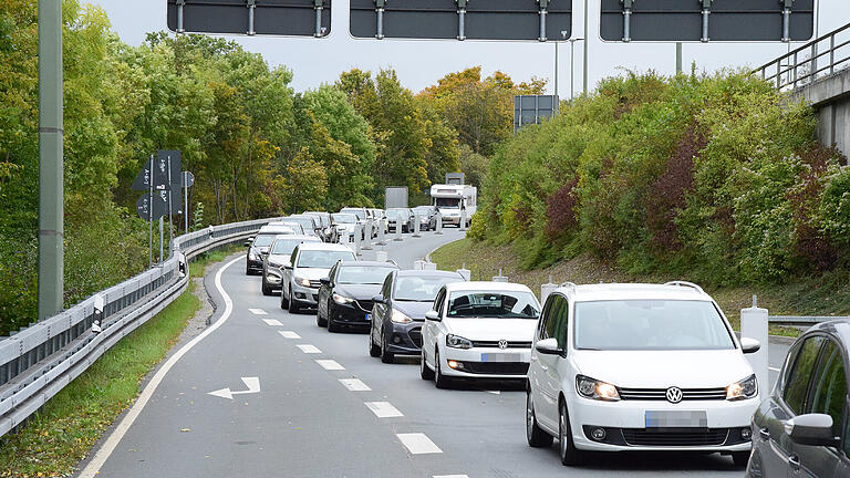 Wie hier am Greinbergknoten stehen Pendler an Würzburgs Einfallstrassen häufig im Stau.